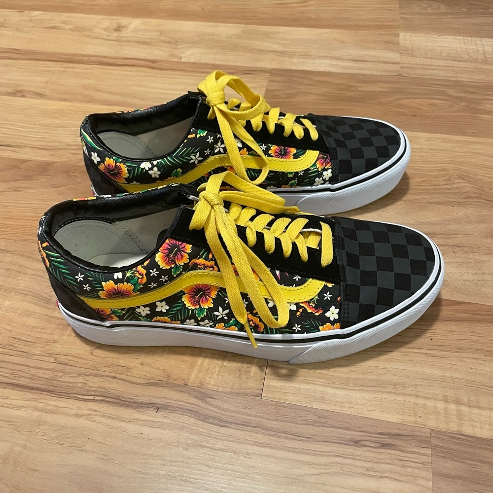 VANS Unisex Checkered/Flower Sneakers (Women’s 10.5, Men’s 9)